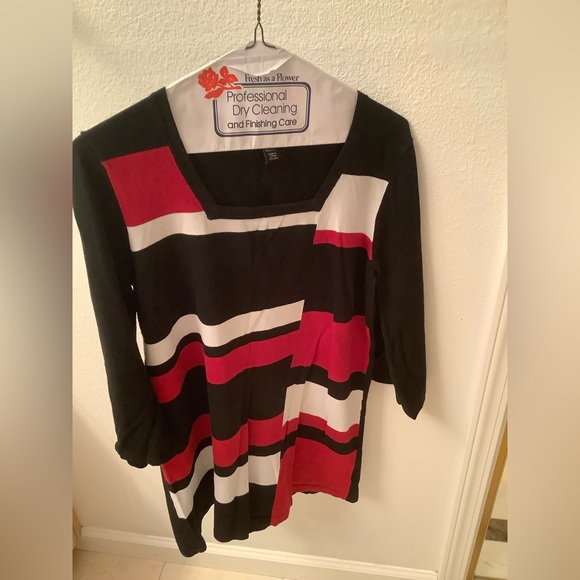 Like New Sweater lightweight Tunic style Gorgeous looking - Picture 2 of 4